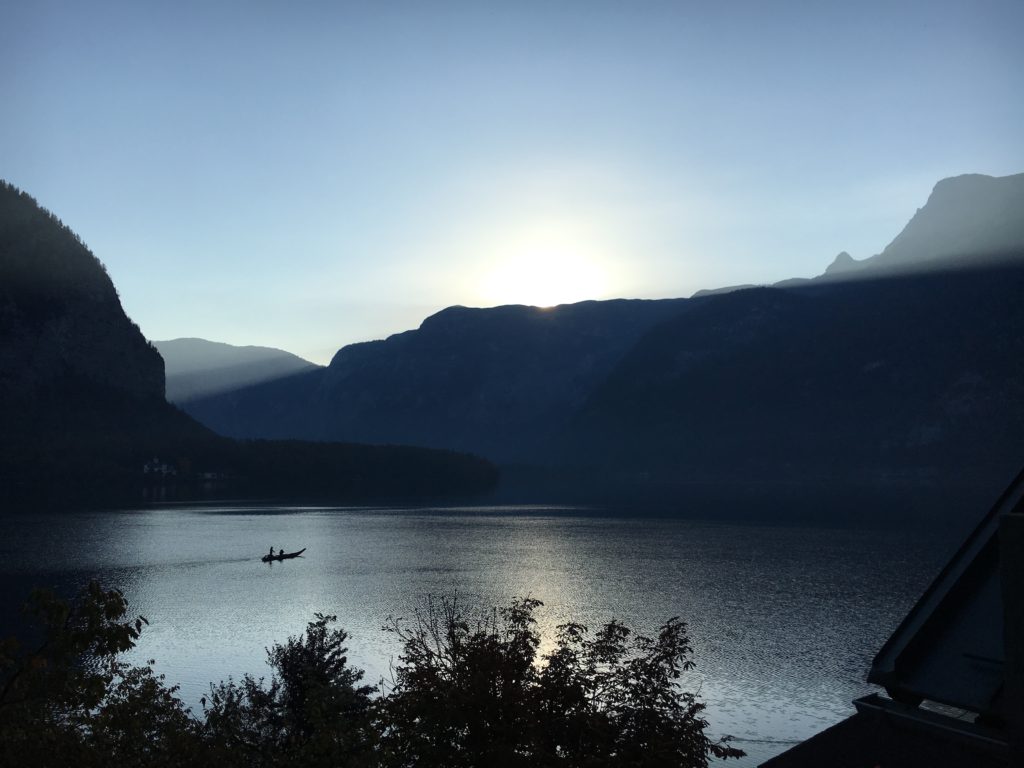 Momento romântico: passeio de barco pelo Lago de Hallstatt