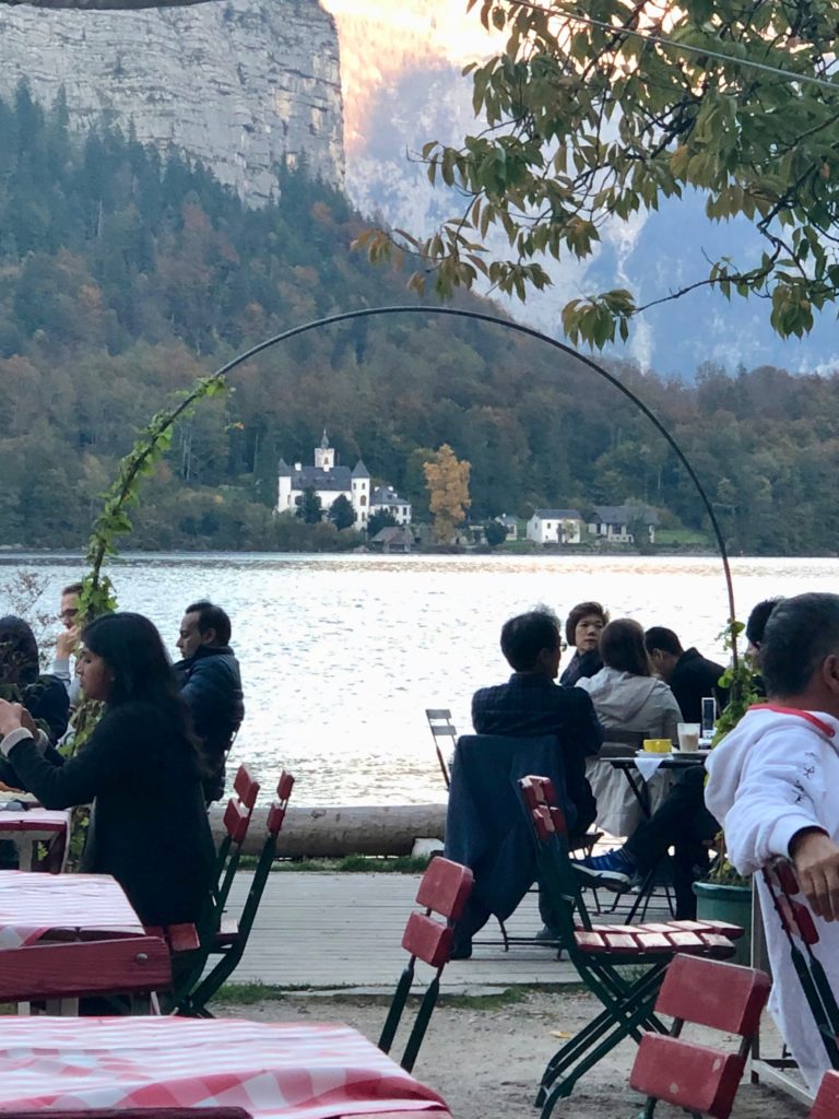 E o charme das mesinhas na beira do lago