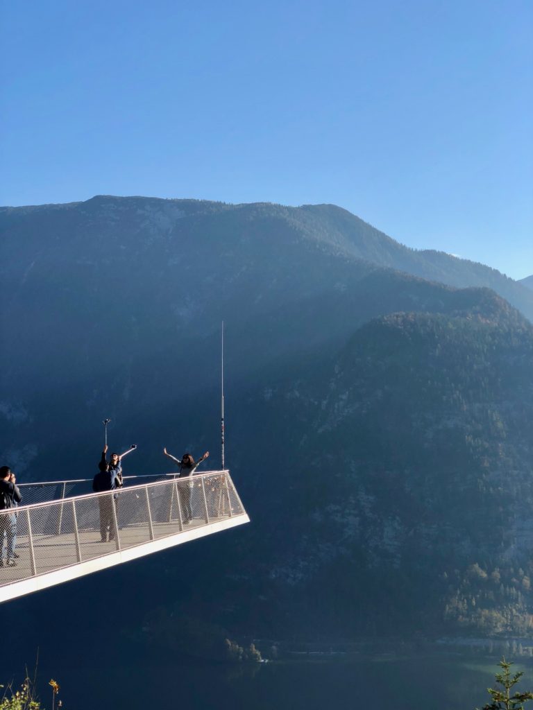 A pontinha do mirante avança sobre o precipício